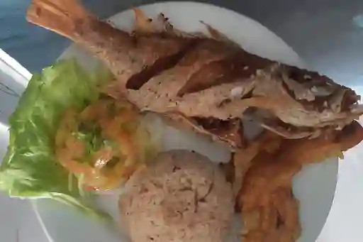 Pargo Frito en Salsa de Camarón