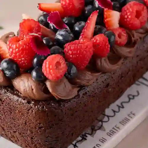 Porción de cake de chocolate saludable.