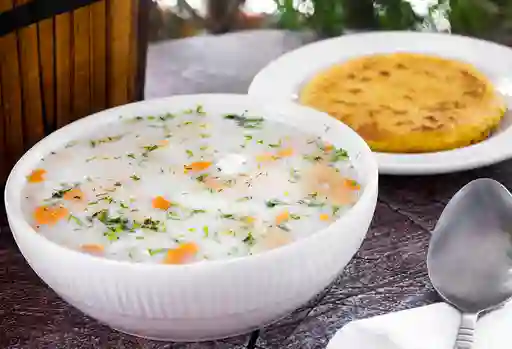Caldo Sin Huevo con Arepa