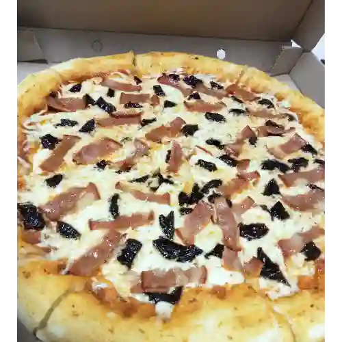 Pizza de Ciruelas Pasas con Tocineta