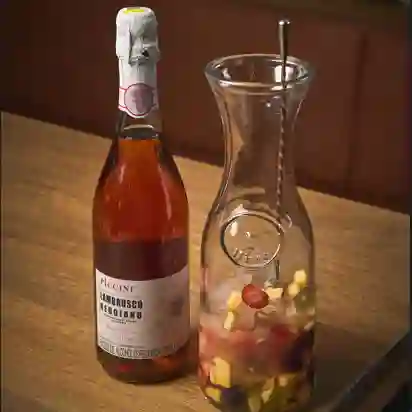 Jarra de sangría espumosa lambrusco
