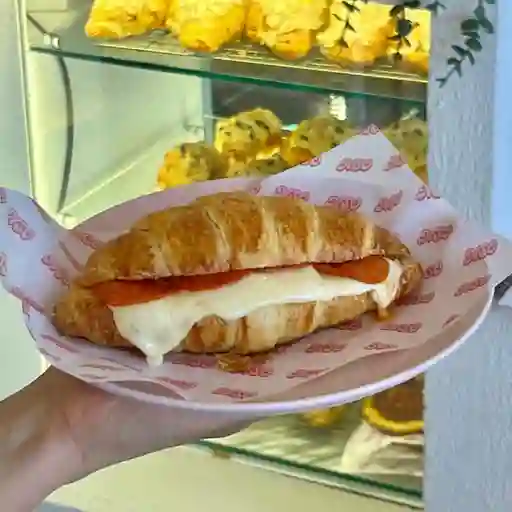 Croissant pizza