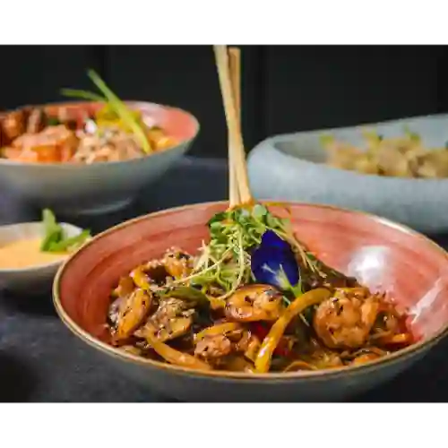 Fideos Al Wok de Pollo y Camarón