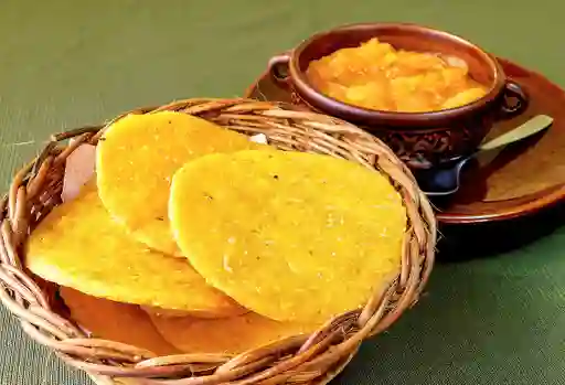 Combo Arepa con Salsa Criolla + Bebida