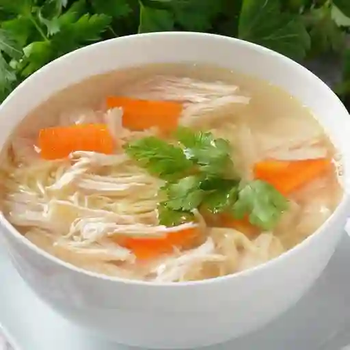 Caldo de pollo desmechado