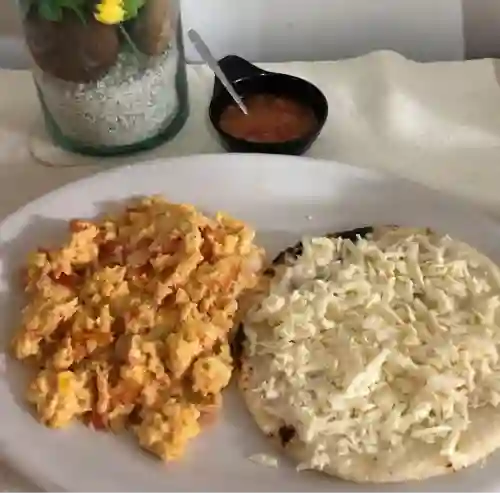 Huevos con Hogao Arepa Tela con Quesito