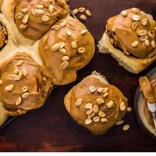 Arequipe y Maní Cinnamon Roll