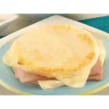 Arepa con Jamón y Queso