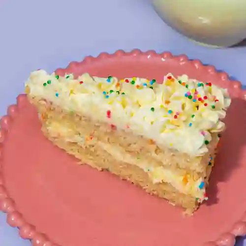 Porción de Torta de Birthday Cake