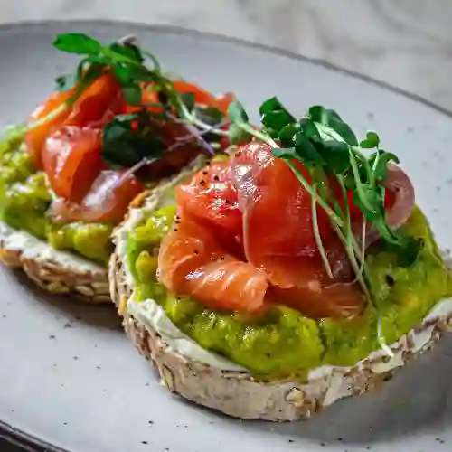 Tostadas de Salmón Curado