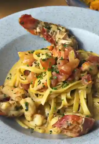 Pasta con Colas de Langosta Baby