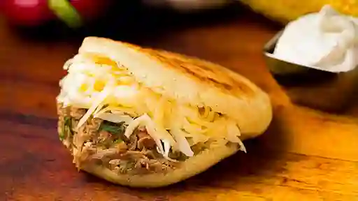 Arepa Cerdo y Pollo