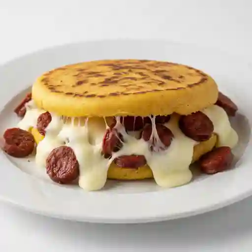 Arepa rellena (chorizo, arepa, queso)
