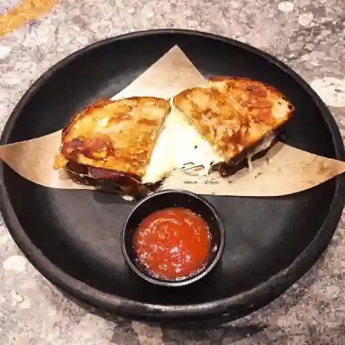 Sanduche de Queso Fundido Jamón Bondiola