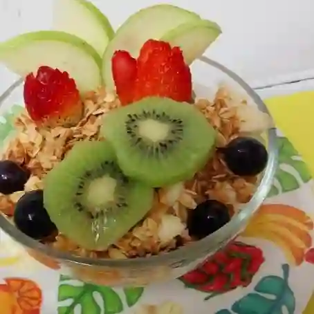 Ensalada de Frutas Yogurt y Cereal Personal