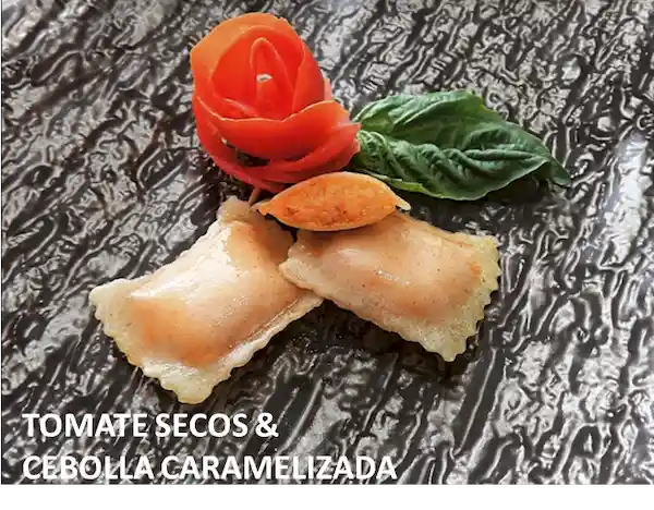 Ravioli Tomate Secos Cebolla Caramelizada & Mozarella