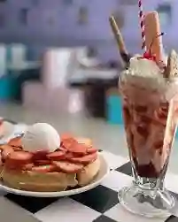 Combo Waffle Corazón Chocolate + Malteada