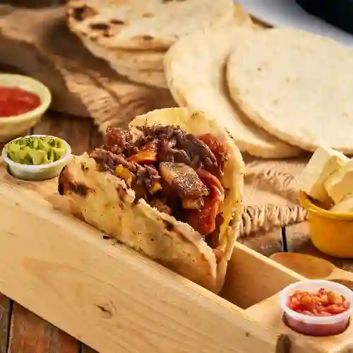 Arepa paisita + papas a la francesa