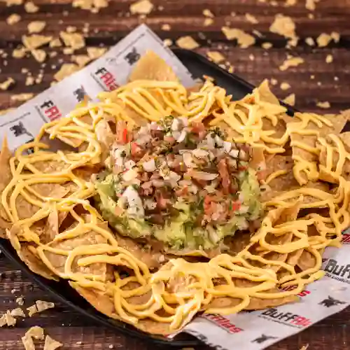 Nachos con queso cheddar y guacamole