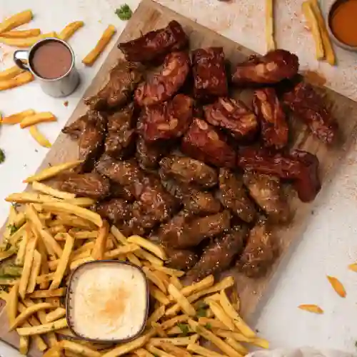 12 Alitas y 12 Costillas + Papas + Dip