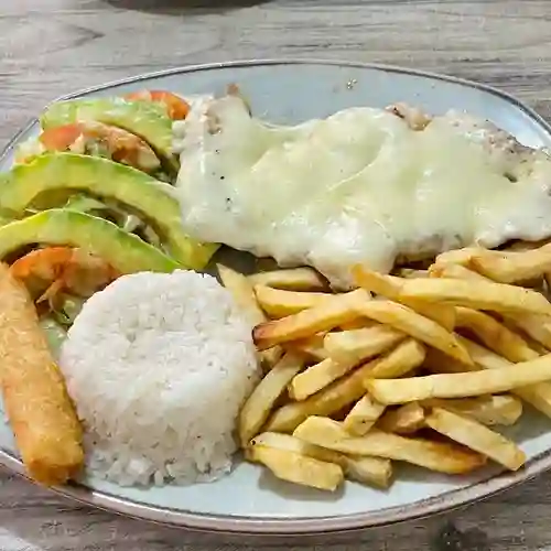 Combo pechuga gratinada + corona 355  ml