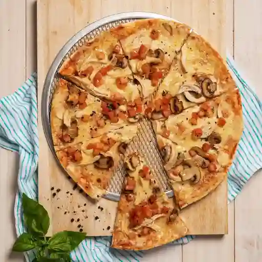 Pizza Pollo Champiñones Tocineta
