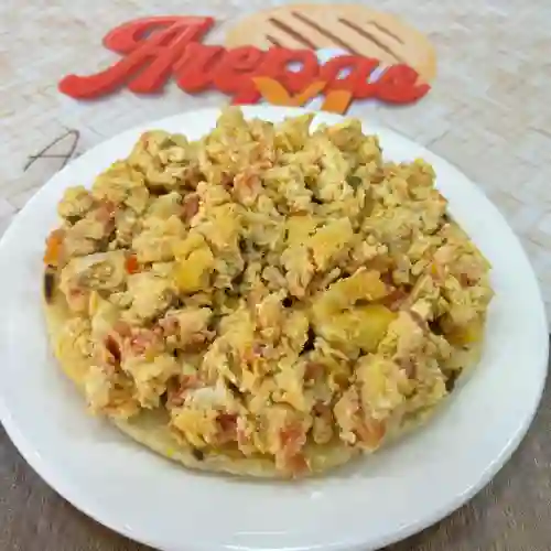 Arepa con Huevos Revueltos con Hogao