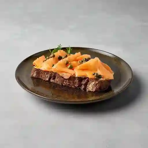 Tostada de Salmon