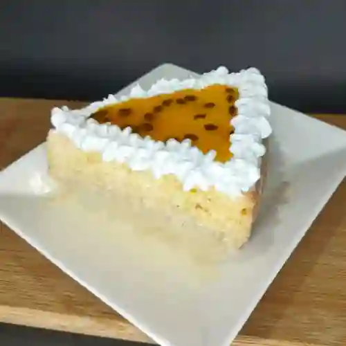 Porción Torta Tres Leches de Maracuyá