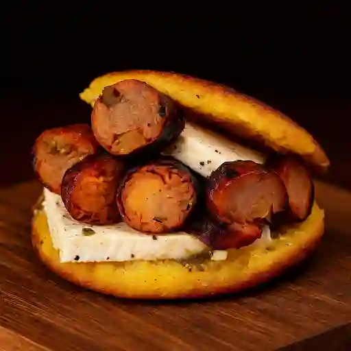 Arepa con queso cuajada y chorizo