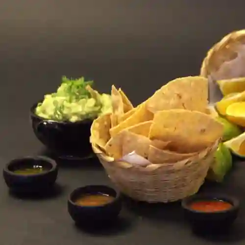 Totopos con Guacamole