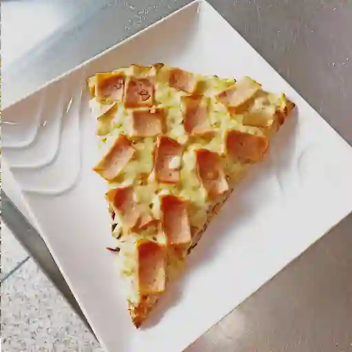 Porción de pizza jamón queso