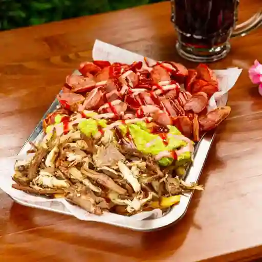 Salchipapa con Carne y Pollo