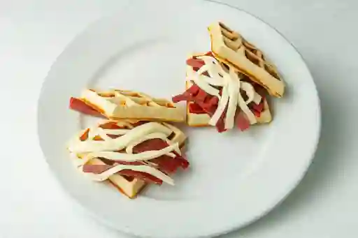 Waffle Tradicional de Queso y Bocadillo