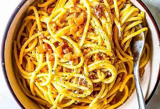 Pasta carbonara y bebida