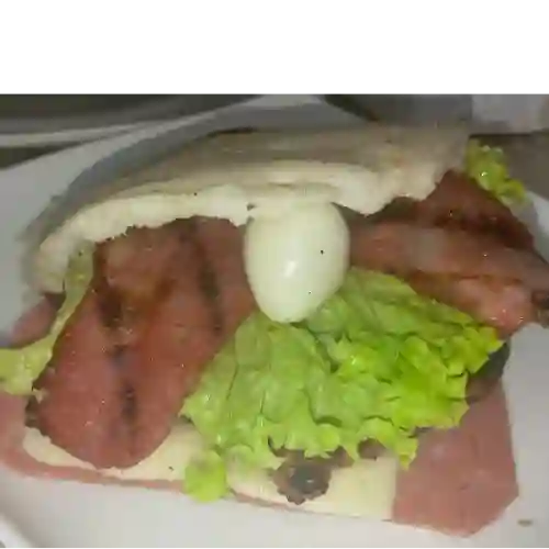 Hamburguesa en Arepa con Tocineta