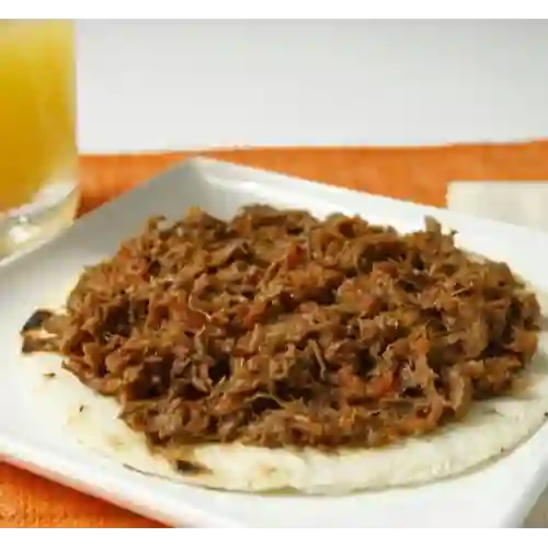 Arepa con carne desmechada