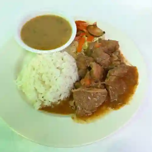 Almuerzo con Carne Guisada