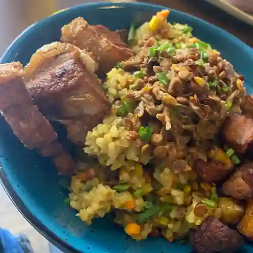 Arroz Arriero con Carne y Chicharrón