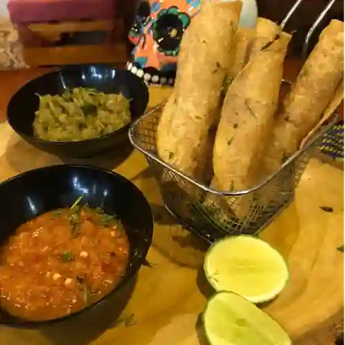 Flautas de Carnitas de Cerdo