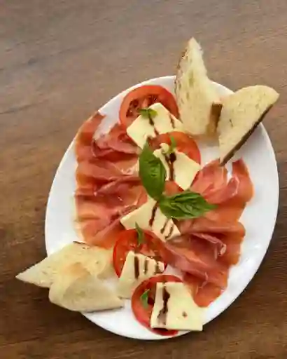 Entrada Caprese Jamón Serrano