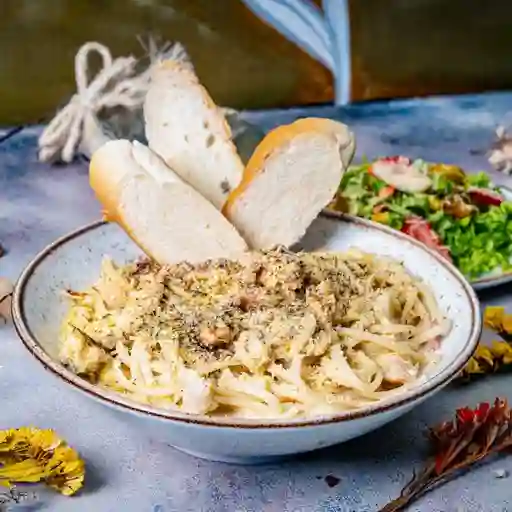 Pasta carbonara con pollo y tocineta