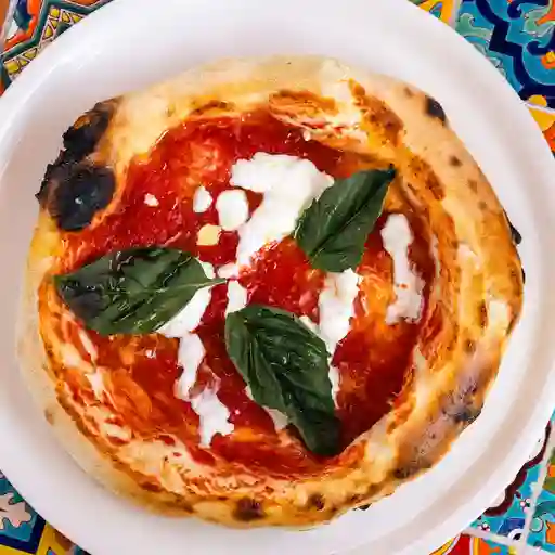 Pizza margherita napoletana con bufala