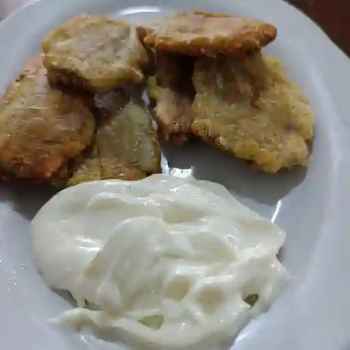 Patacon con suero de pueblo (candelaria)