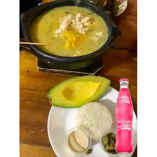 Combo Sopa de Ajiaco + Postobón Manzana 350 ml