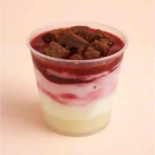 Mousse de Frutos Rojos con Brownie