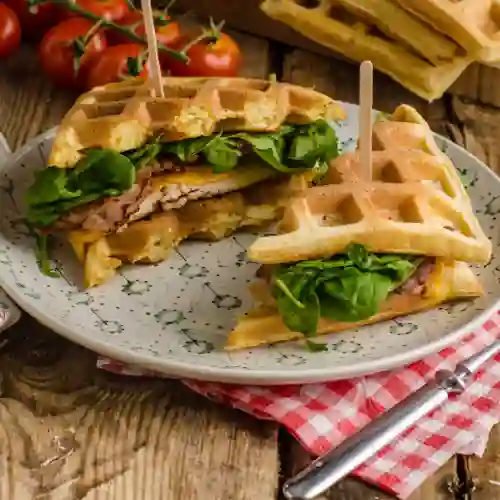 Sandwich Waffle de Jamón y Queso.