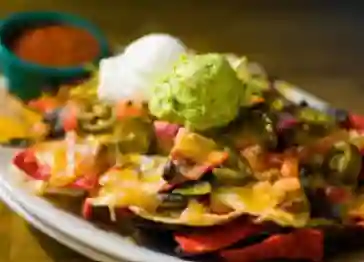 Nachos con Queso y Guacamole