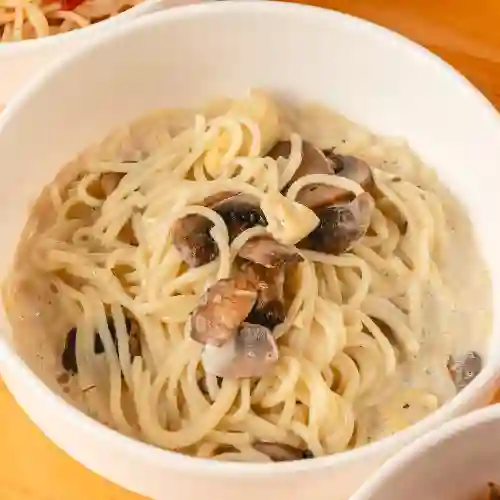 Pasta en Salsa Alfredo y Champiñones