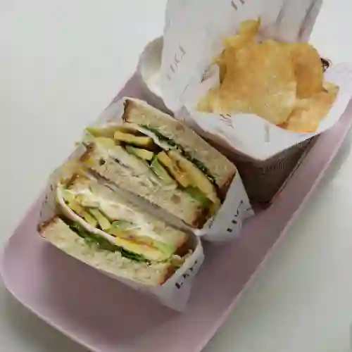 Sándwich Huevo Revuelto y Aguacate